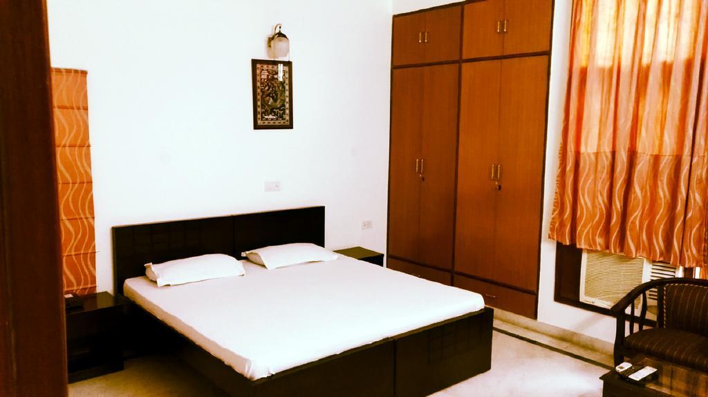 Bed and Breakfast Cosmos Living à Noida Extérieur photo